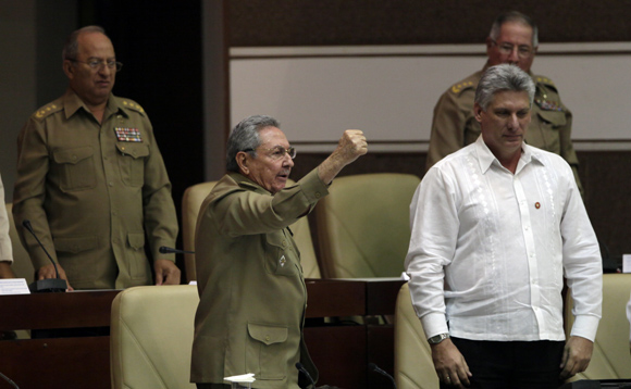 Raúl Castro und Miguel Díaz-Canel auf der Sitzung des kubanischen Parlaments im Dezember 