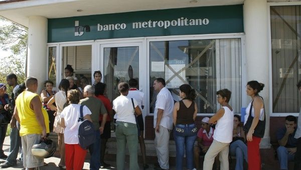 Kuba schafft den CUC ab, lange Schlangen vor Banken (April, April)