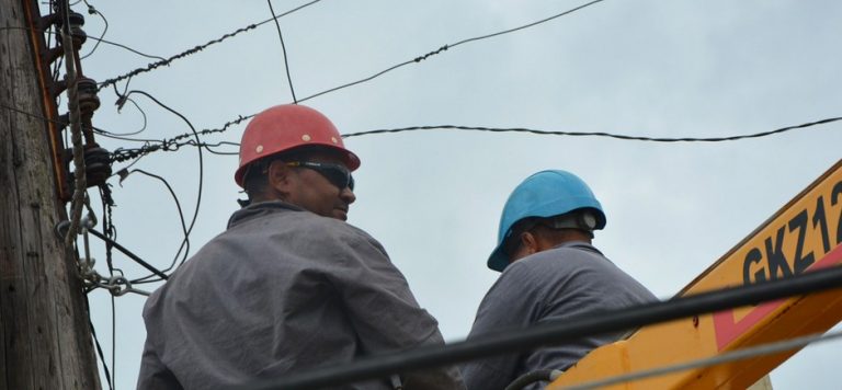 Arbeiter bei der Wiederherstellung der Stromversorgung
