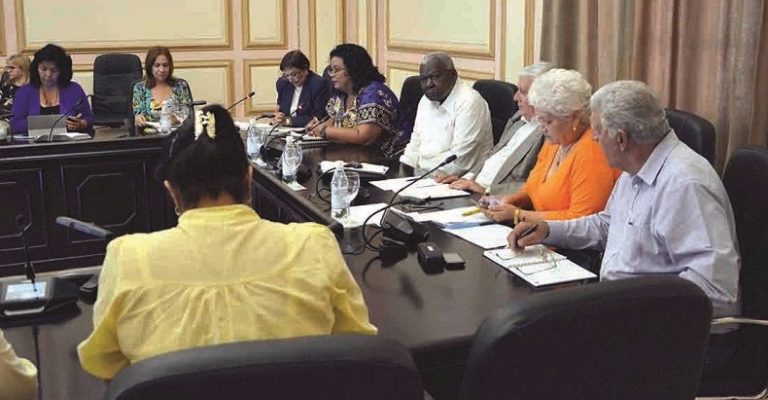 Beratung von Abgeordneten des kubanischen Parlaments