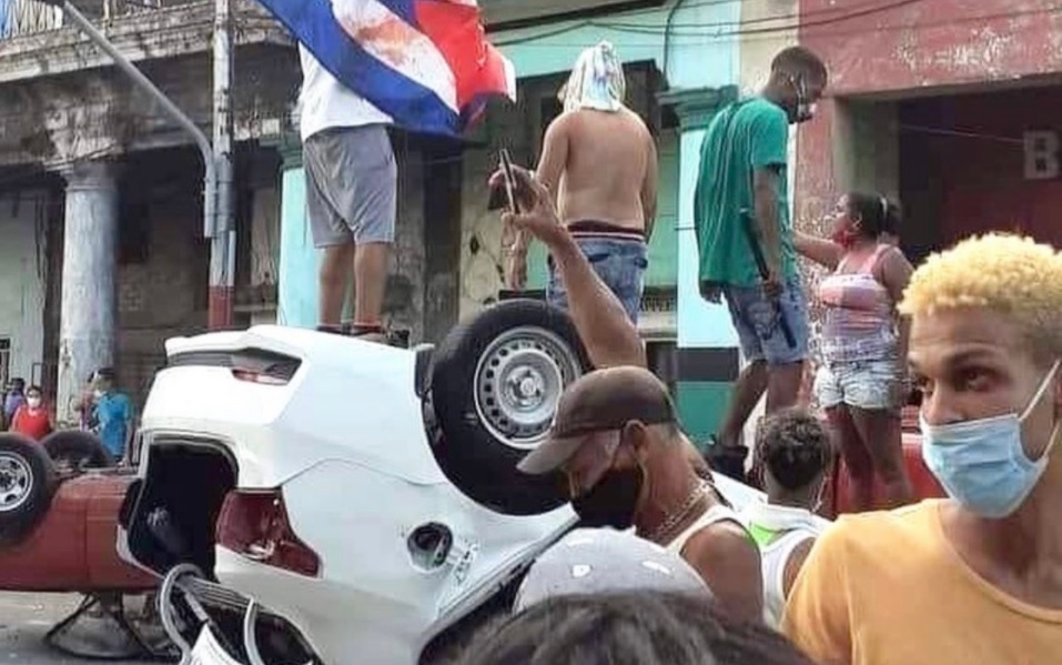 Umgeworfenes Polizeiauto am 11. Juli in Havanna
