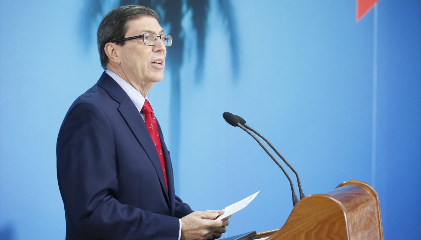 Kubas Außenminister Bruno Rodríguez steht hinter einem Rednerpult