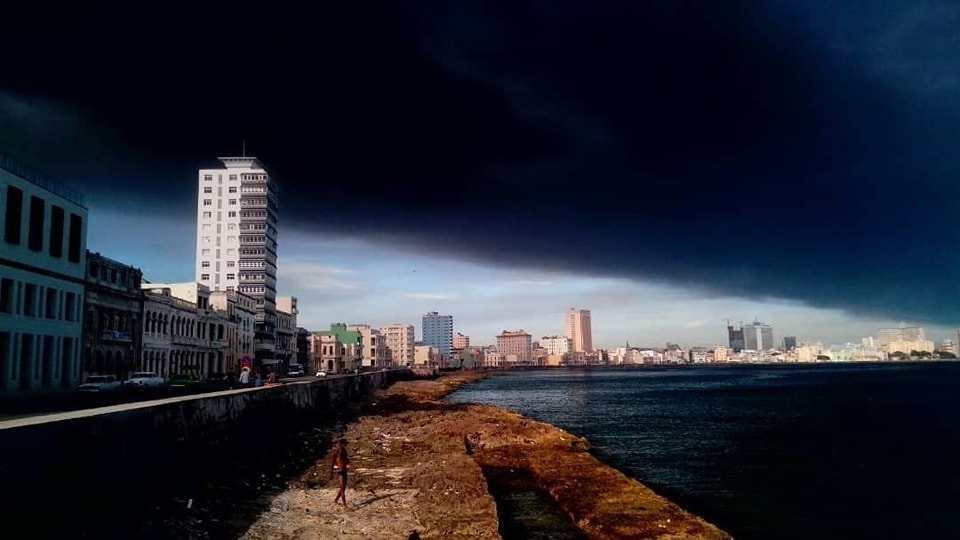 Rauschschwaden über Havanna in Folge des Ölbrands von Matanzas