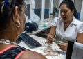 Eine Kundin kauft Euro in einer Wechselstube auf Kube