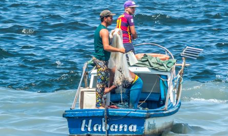 Fischerboot vor der Küste Kubas