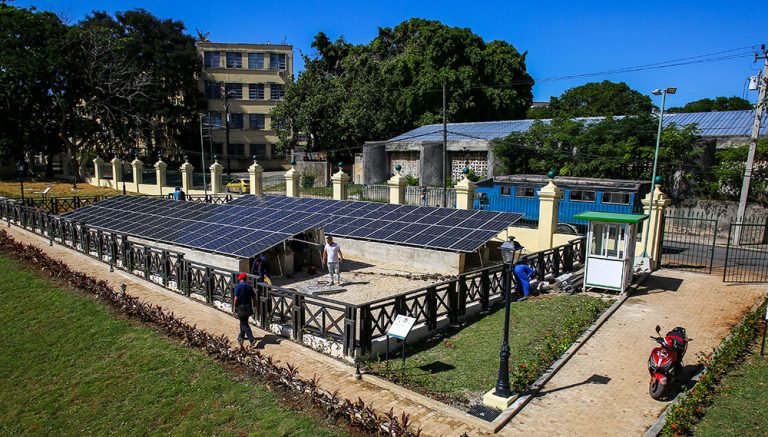 Solarpark auf dem Parkgelände Quinte de Los Molinos in Havanna