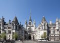Fassade der Royal Courts of Justice in London, wo sich der High Court of England and Wales befindet
