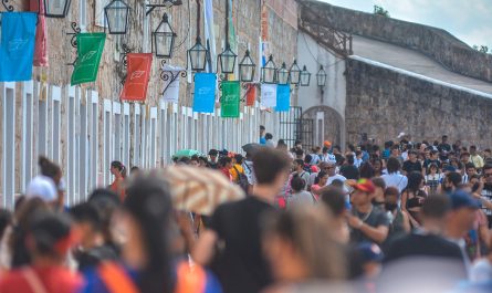 Menschen auf der Buchmesse von Havanna 2023