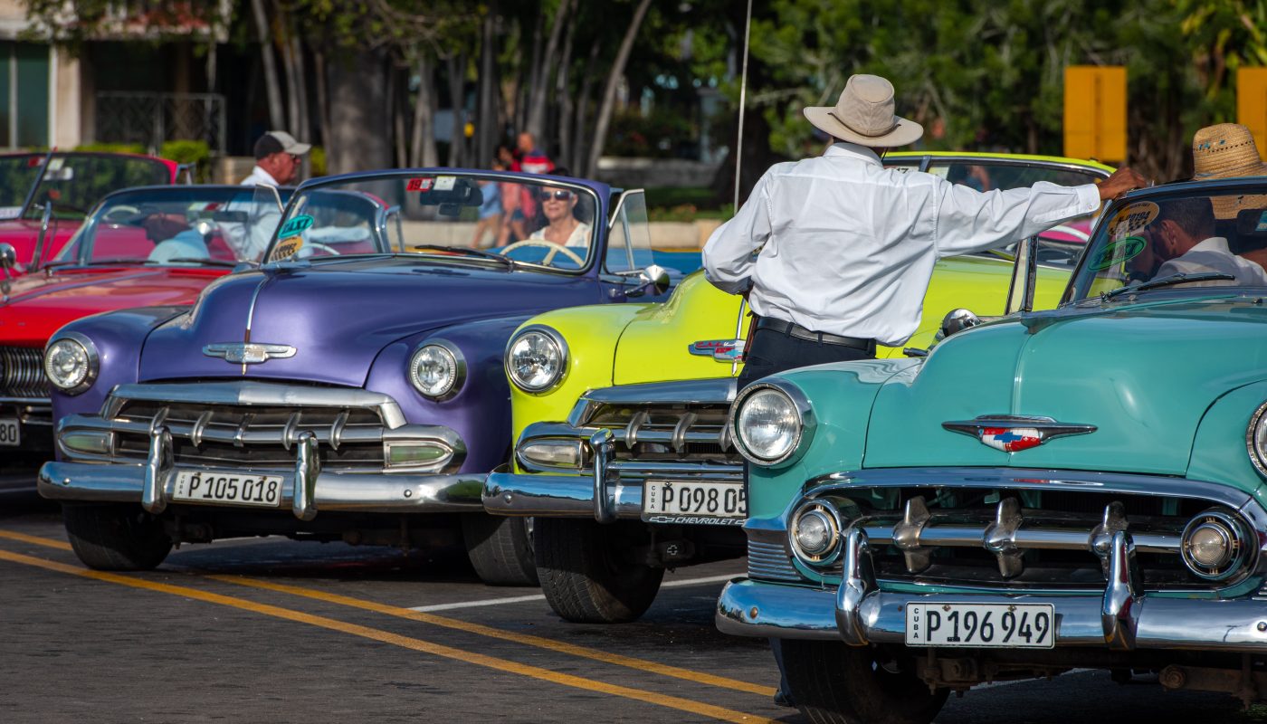 Zu sehen sind Oldtimer in der Altstadt von Havanna, deren Rundfahrten sich an Touristen richten