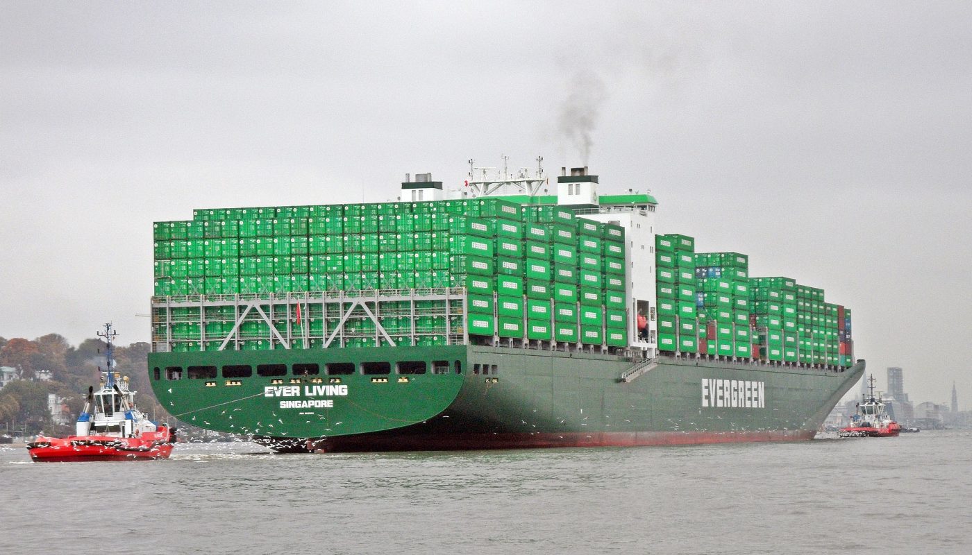 Ein Containerschiff auf See