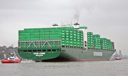 Ein Containerschiff auf See