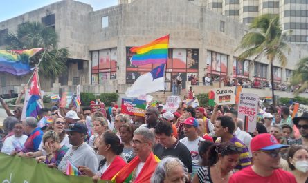 Demonstration mit LGBT-Fahnen in Havanna, Kuba