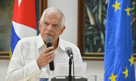 Josep Borell vor einer kubanischen und einer EU Flagge
