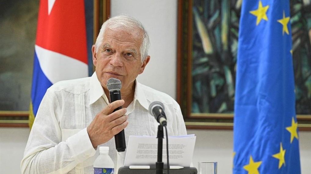Josep Borell vor einer kubanischen und einer EU Flagge