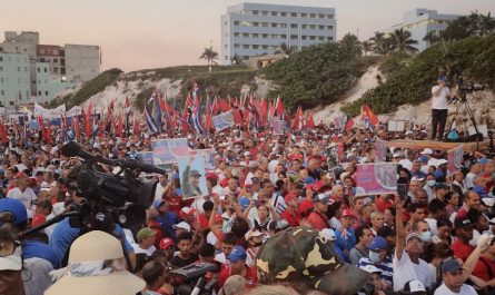 Menschen bei der Kundgebung zum 1. Mai in Havanna 2023