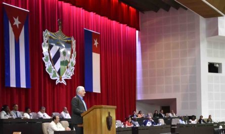 Kubas Präsident Miguel Díaz-Canel vor den Abgeordneten der Nationalversammlung