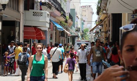 Straßenszene in der Altstadt von Havanna