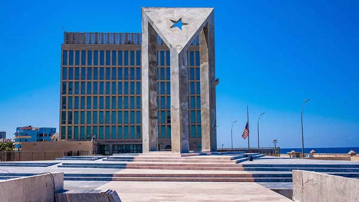 Die Antiimperialistische Tribüne in Havanna, im Hintergrund: die US-Botschaft in Kuba