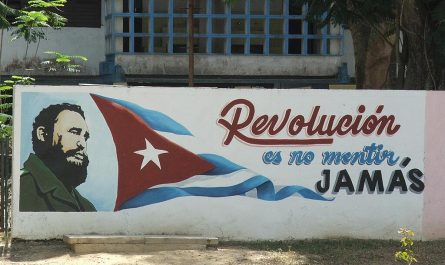 Kubanisches Propagandaposter auf dem steht: "Revolution bedeutet, niemals zu lügen"