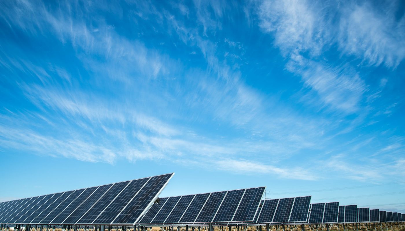 Solarpark vor blauem Himmel