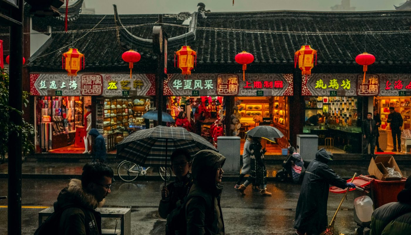 Straßenszene in Shanghai mit Regen